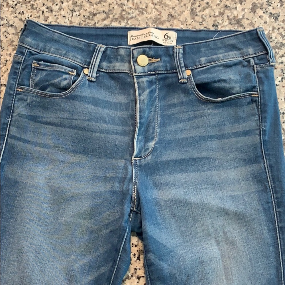 Abercrombie light wash jean legging 1 knee cutout